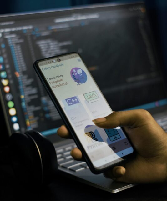 fahim-muntashir-v-FOvoL3onk-unsplash (1) Custom App Development UK